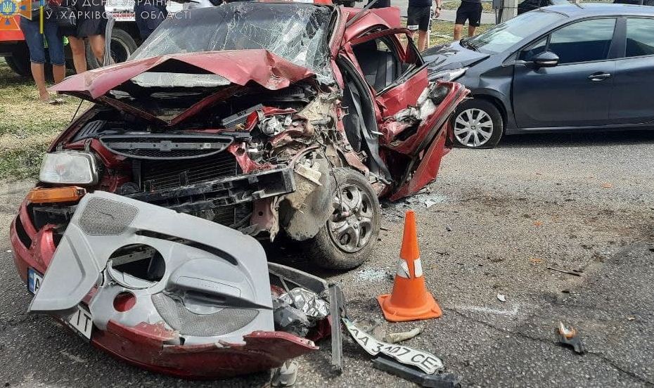 На Гагарина - серьезное ДТП с грузовиком, водителя Chevrolet вырезали из авто