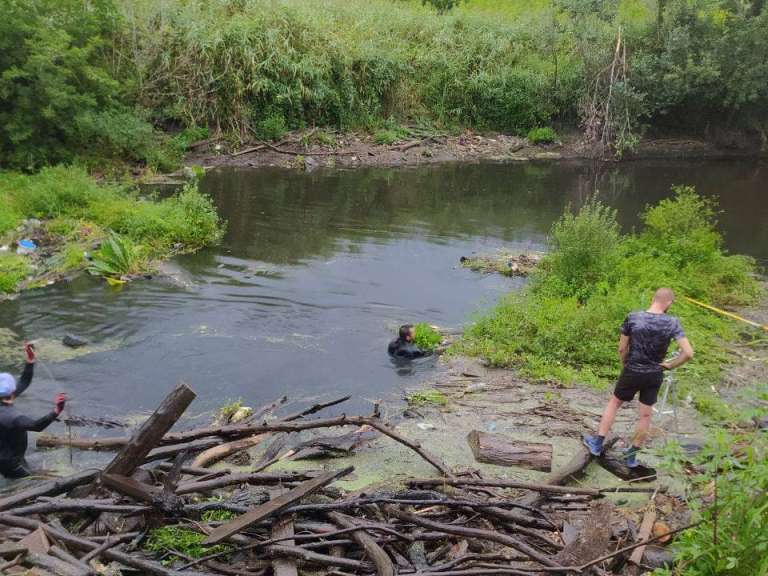 "Вытащили 10 тонн мусора": под Харьковом третий месяц чистят реку