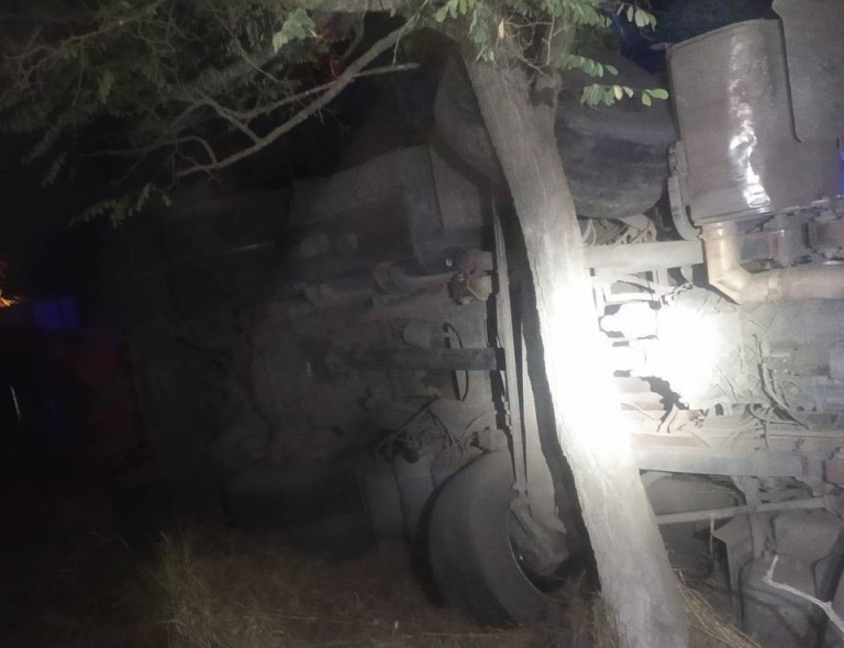 Под Харьковом перевернулся грузовик, водителя вырезали из искореженной кабины