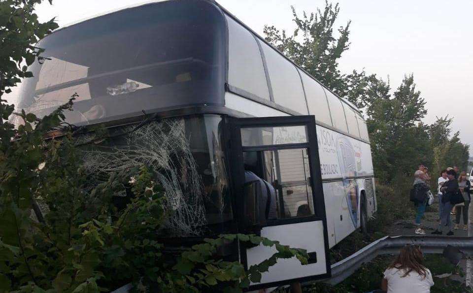 Под Харьковом в ДТП попал рейсовый автобус с пассажирами (видео)