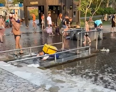 В Саржином яру курьер искупался с полным рюкзаком еды (видео)