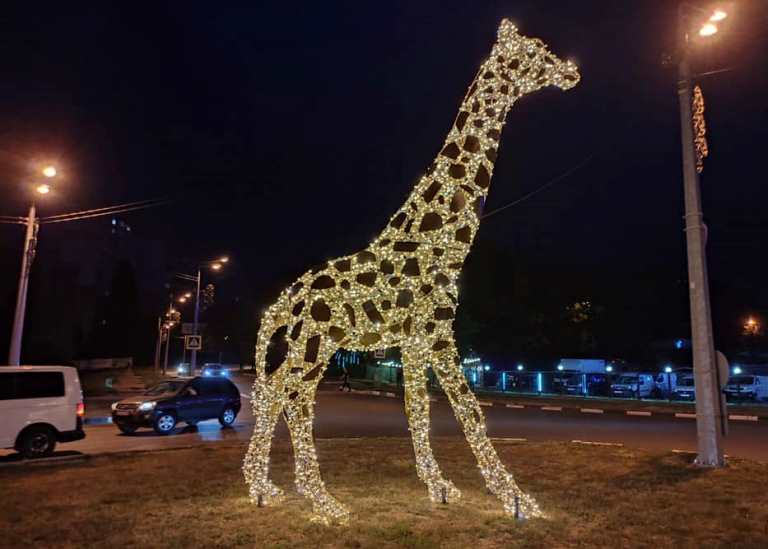 На улицах Харькова появились светящиеся "животные" (фото)