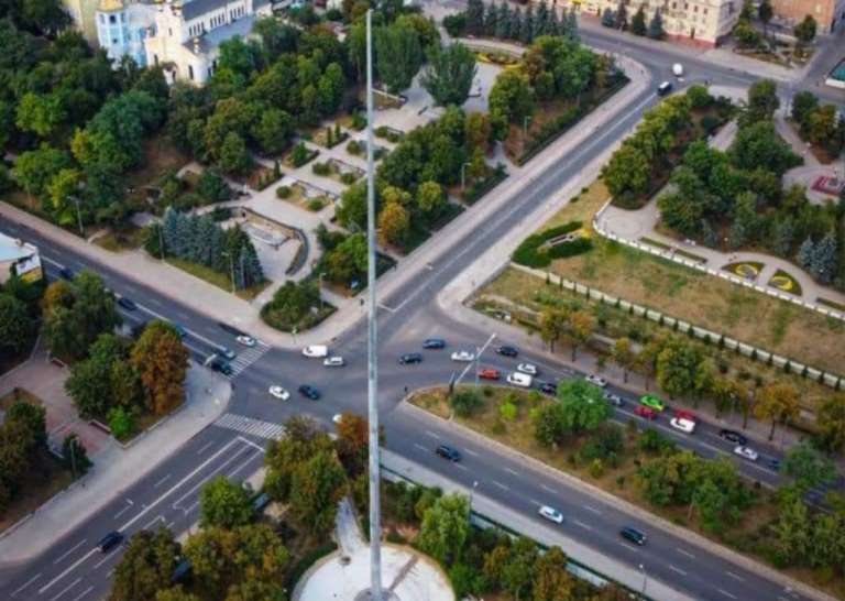 В Харькове установили гигантский флагшток