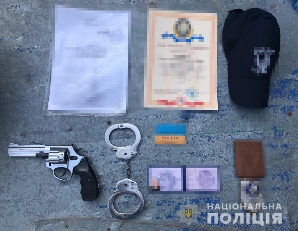 В Харькове участники общественной организации под видом полицейских занимались грабежами и вымогательством