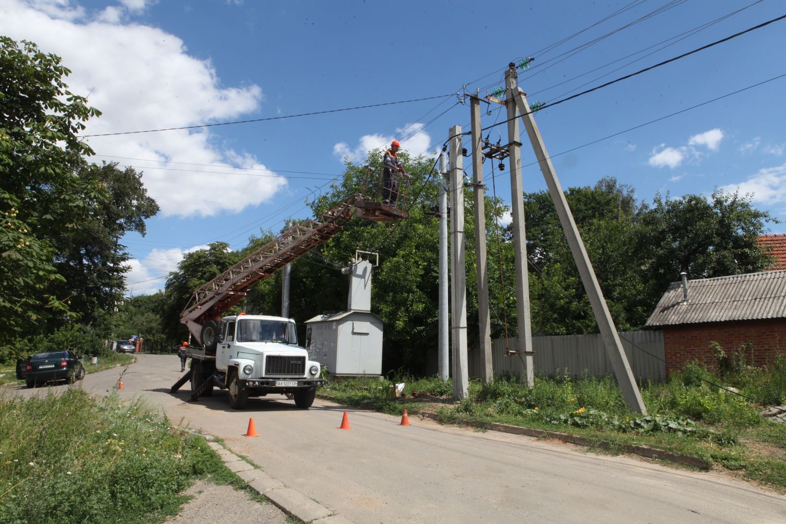 Энергетики модернизируют электросеть в Люботине