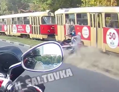 На Журавлевском спуске – ДТП, байкер чудом не влетел в трамвай (видео)