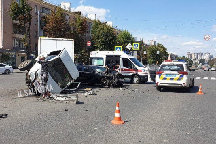Na Prospekte Nauki Masshtabnoe Dtp Bmw Vsmyatku Gazeli Otorvalo Kabinu Harkovskie Novosti Status Quo