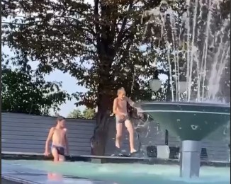 В Харькове дети прыгают в фонтан на самокатах (видео)