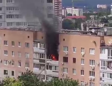На Новгородской – пожар, горит квартира в высотке (видео)