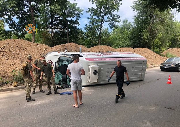 На Московском опрокинулся микроавтобус, водитель умер на руках медиков