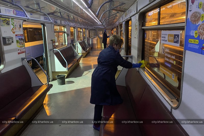 В Харькове вручную отмыли вагоны метро
