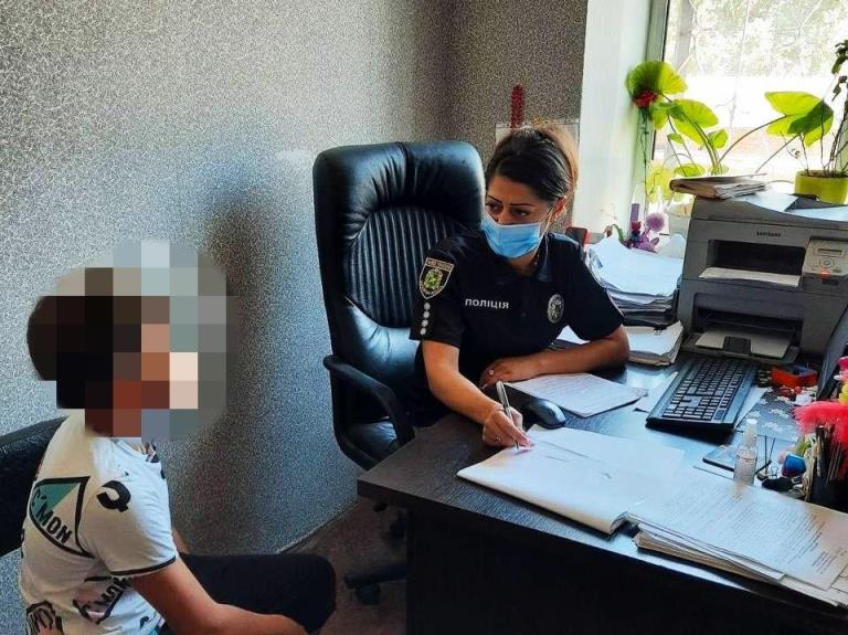 В Харькове ребенок сбежал из дома: его нашли спящим под чужой дверью