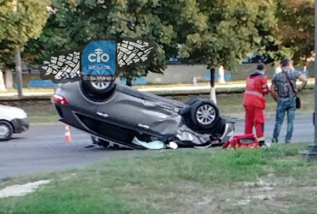 Авария на Полтавском шляхе: разбита скорая, еще одна машина перевернулась на крышу (фото, видео)