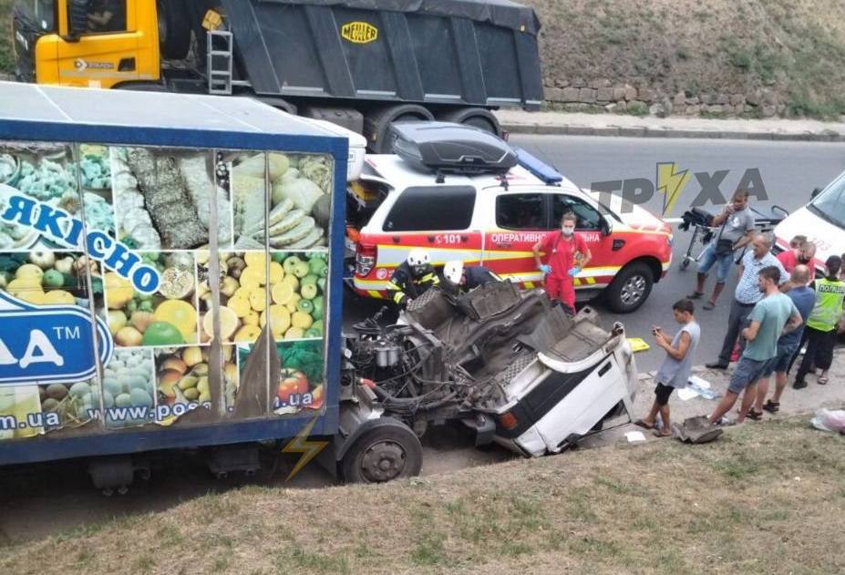 В Харькове грузовик на ходу разорвало пополам (видео)