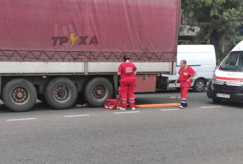 В Харькове фура переехала мужчину