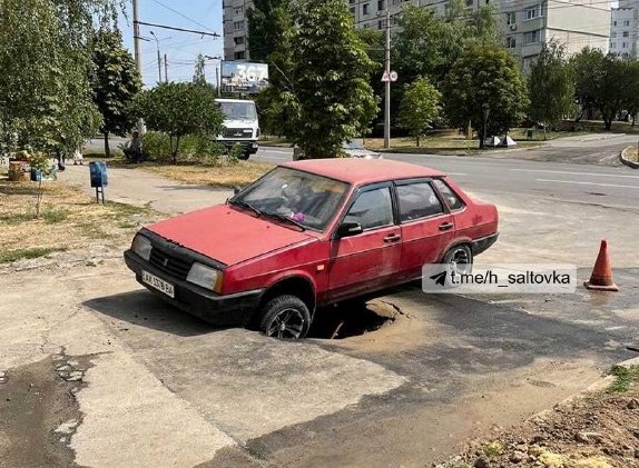 На Салтовке машина провалилась в яму на дороге