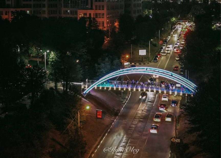 Как выглядит новый пешеходный мост ночью (фото)
