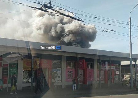 Второй раз за месяц. В Харькове - крупный пожар на Коммунальном рынке