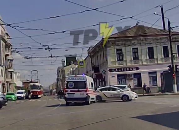 В Харькове столкнулись скорая и полиция (видео момента ДТП)