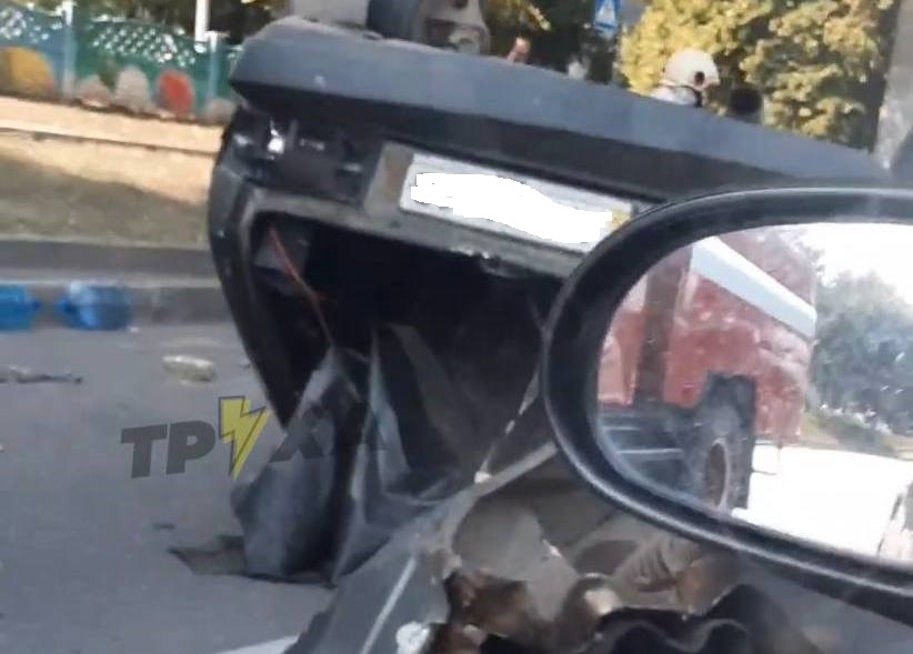 В Харькове ВАЗ столкнулся с трактором и перевернулся. Собирается большая пробка