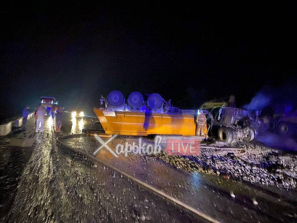 Под Харьковом перевернулся грузовик с щебнем. Трасса на Киев оказалась заблокирована (фото)