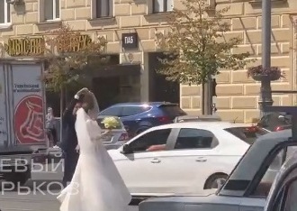 В Сети возмущены свадебным танцем на проезжей части в Харькове (видео)