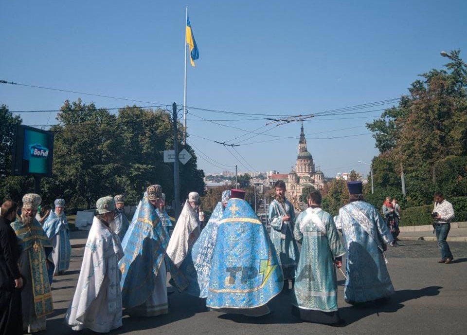 В Харькове - крестный ход. Сотни человек идут по улицам, центр перекрыт (фото, видео)