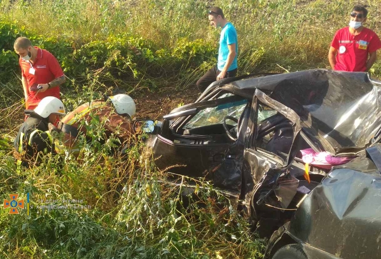 На трассе под Харьковом водитель погиб, врезавшись в дерево. Тело вырезали спасатели
