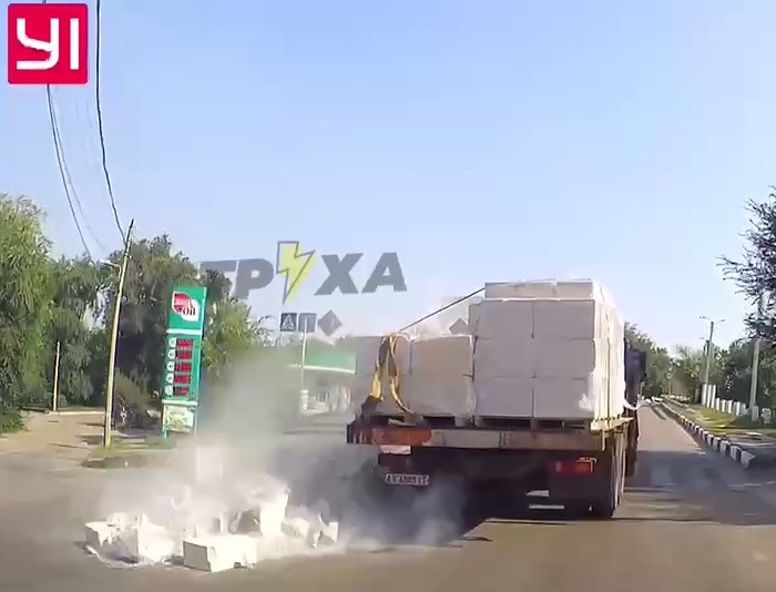 В Харькове из кузова грузовика на ходу выпали пеноблоки (видео)