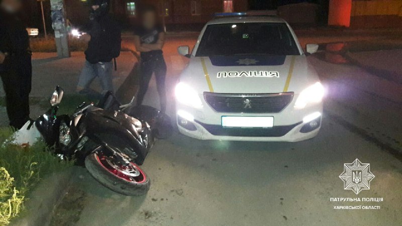 Мотоциклист врезался в машину полиции