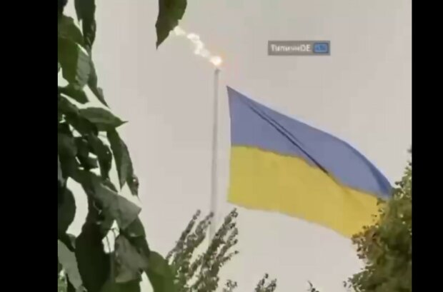 В центре Харькова молния ударила в гигантский флагшток. Это попало на видео