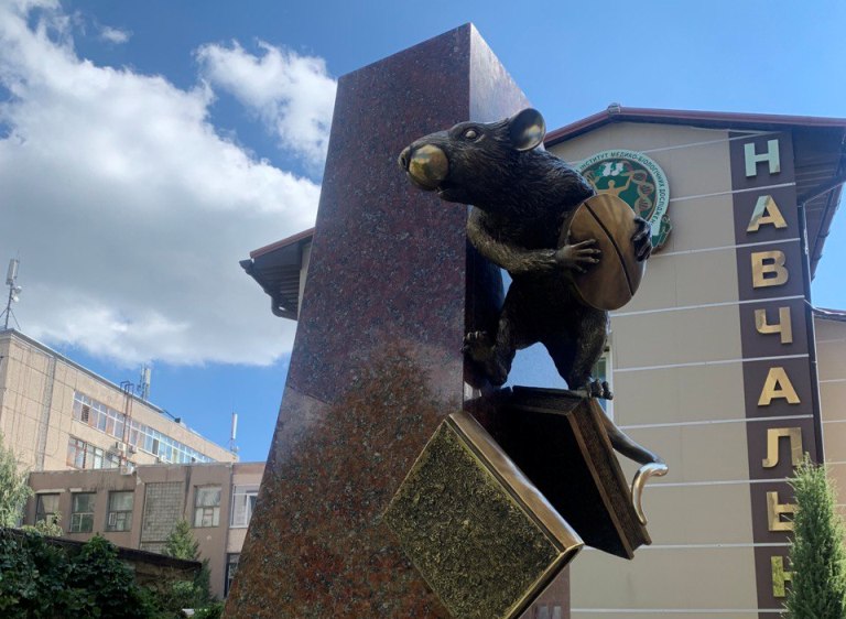 В Харькове появился памятник крысе