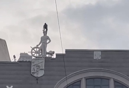 В центре Харькова подростки залезли на голову статуи на крыше здания (видео)