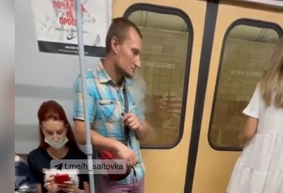 В Харькове пассажир закурил прямо в вагоне метро (видео)