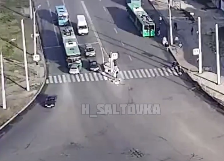 Летел в лоб троллейбусу: появилось видео момента ДТП на Салтовке