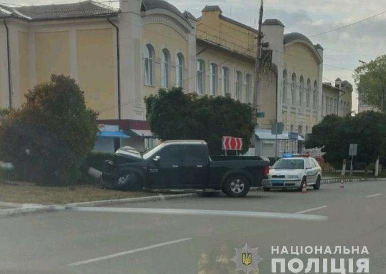 В Купянске пьяный водитель влетел в дерево