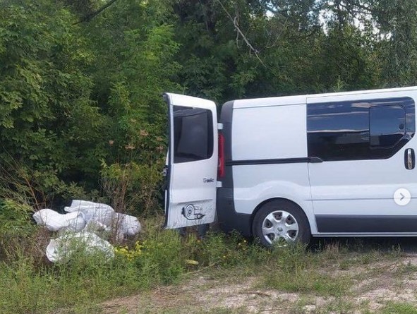 Выгружали мешками: на Баварии в Харькове берег реки забросали строительным мусором