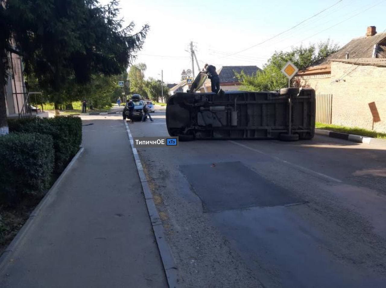 Авария на Алексеевке: перевернутый микроавтобус лежит посреди дороги (фото)
