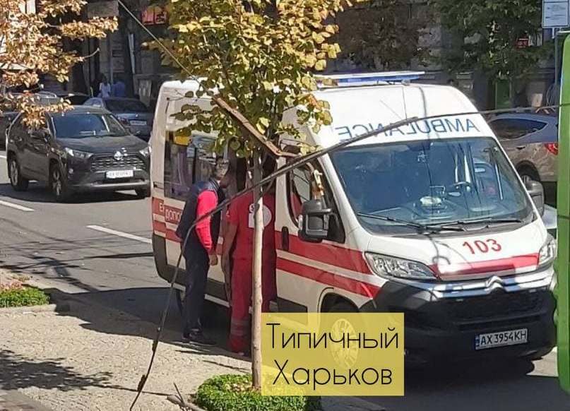 В центре Харькова женщину сбил с ног троллейбусный провод, пострадавшая в больнице (видео)