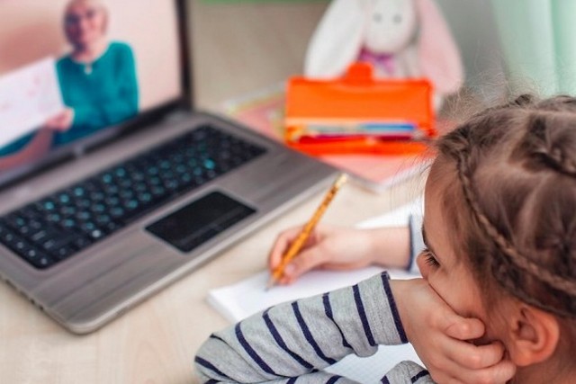 Желтая зона: в Харьковской области сотни школ могут уйти на дистанционку