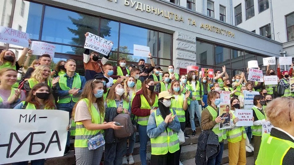 Студенты и преподаватели ХИСИ вышли на протест из-за возможного присоединения их вуза к другому (фото, видео)