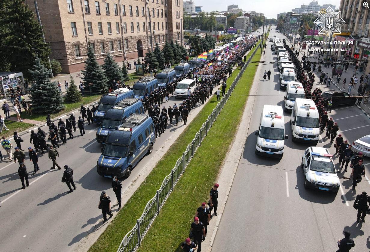 Колонны, оцепленные полицией: в Харькове проходит ЛГБТ-марш (фото, видео)