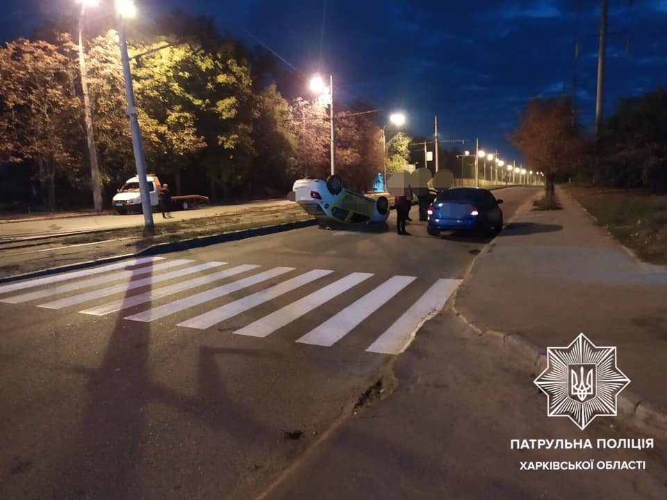 В Харькове Renault влетел в припаркованную машину и перевернулся на крышу (фото)