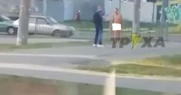 На Салтовке голый мужчина бросался на людей (видео 18+)