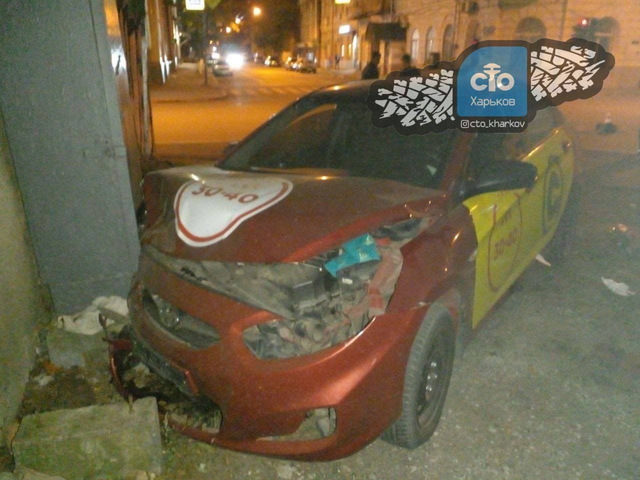 В Харькове столкнулись два такси: одна из машин от удара влетела в стену (фото, видео)