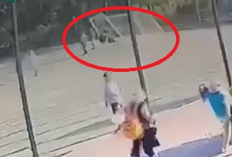 В Сети появилось видео падения футбольных ворот на шестилетнего мальчика