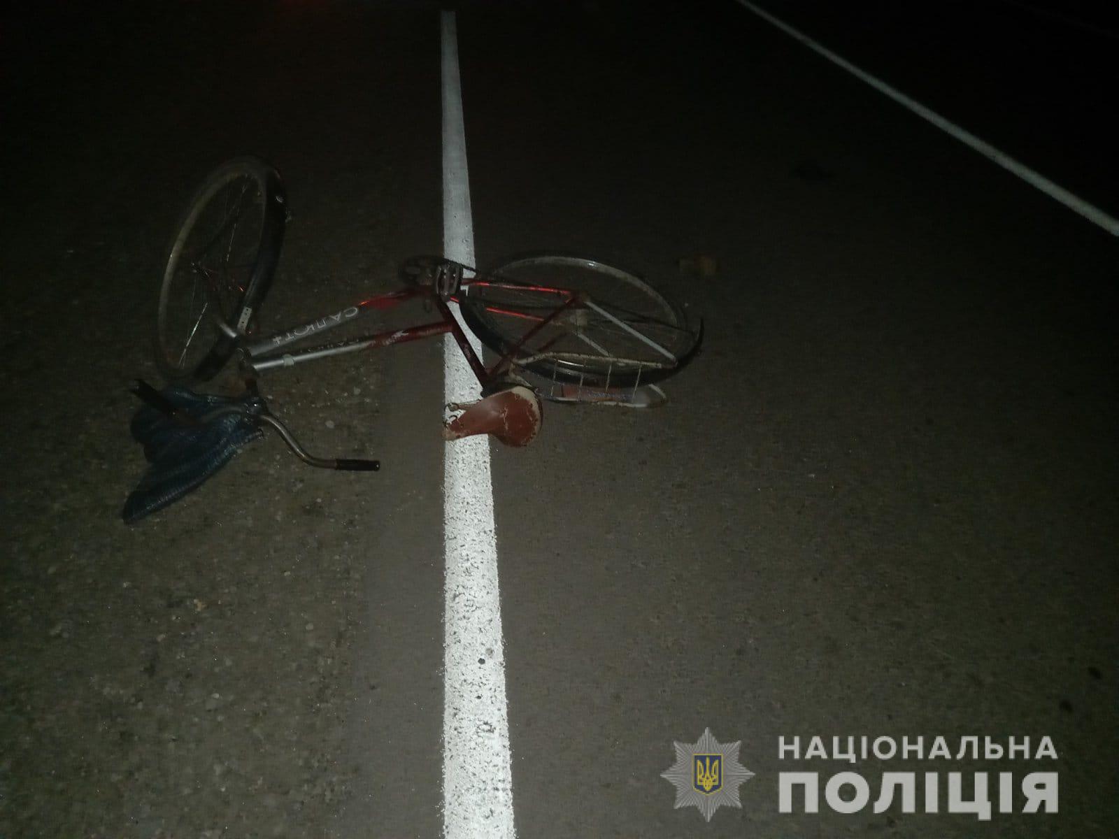 Лежал на дороге, шел с велосипедом. Под Харьковом насмерть сбили двух пешеходов