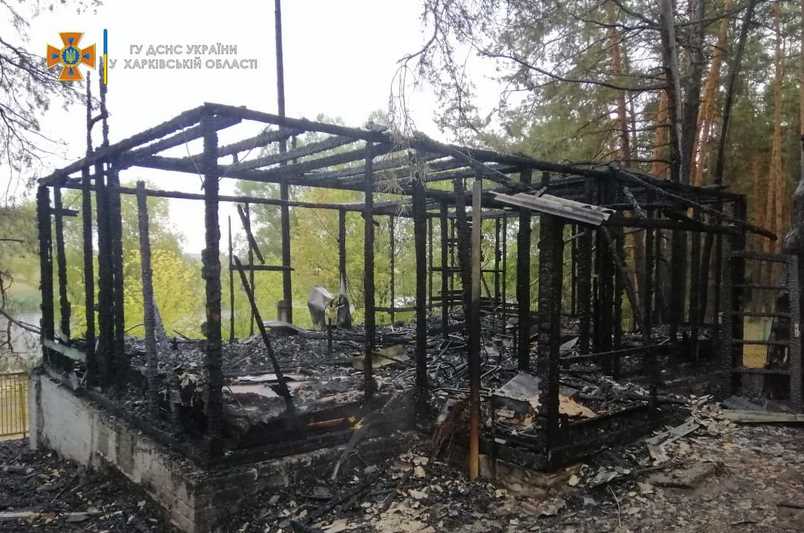 На базе отдыха в Печенегах произошел пожар с двумя пострадавшими