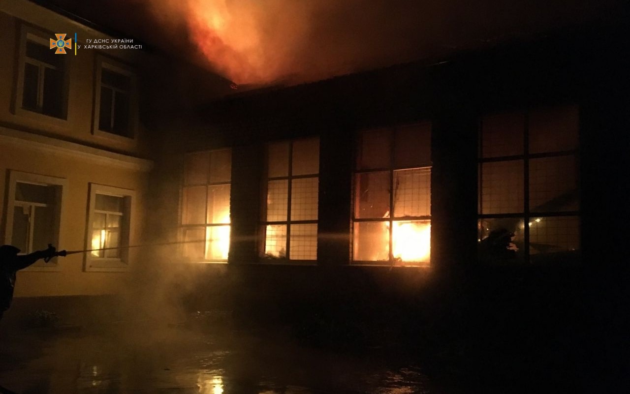 В школе в Чугуеве - крупный пожар, огонь тушили всю ночь (фото)