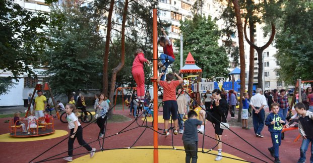 Футбольное поле, тренажеры и клумбы. Возле аэропорта благоустроили микрорайон